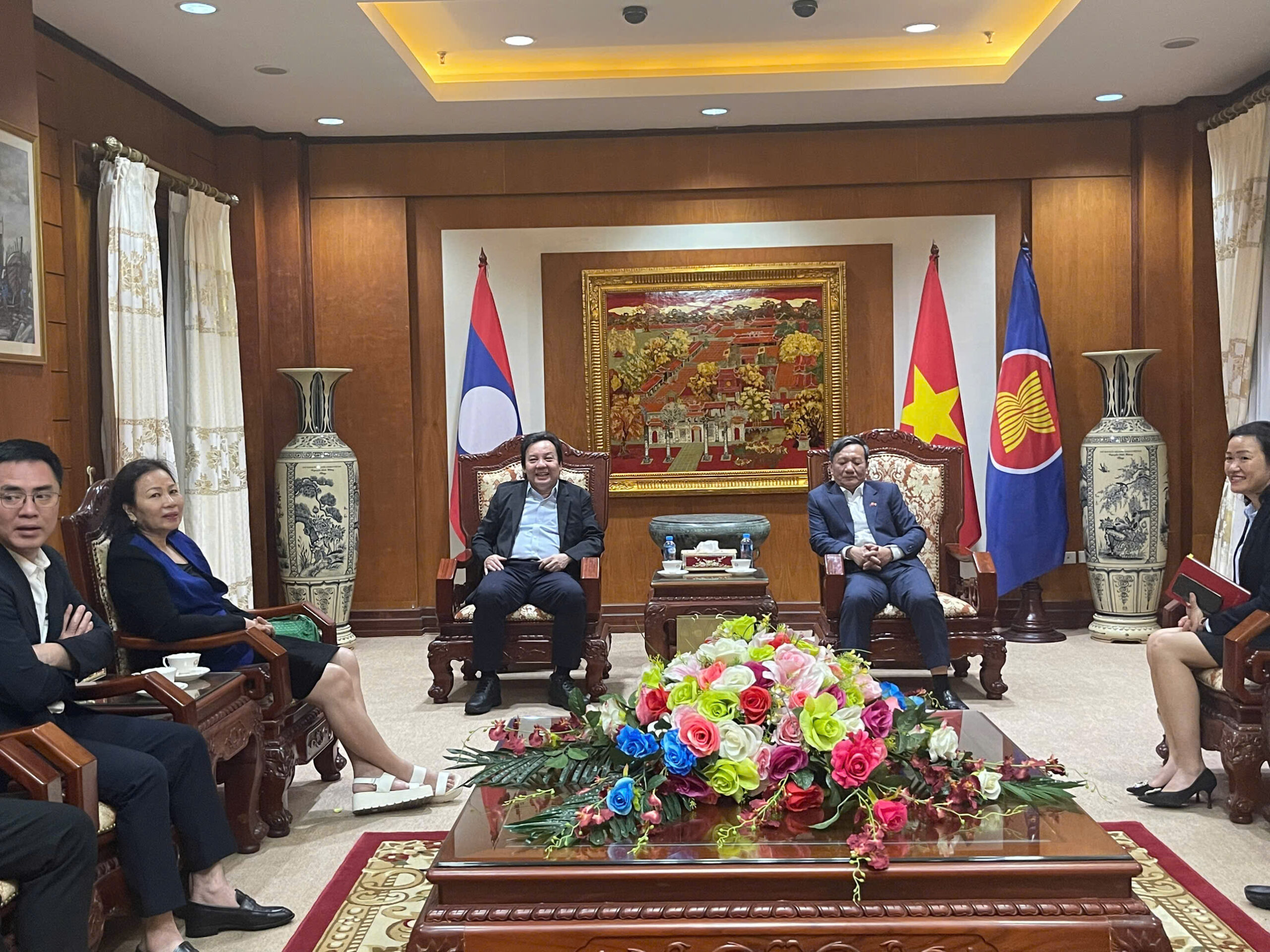 Chairman of Ngoc Viet Group visited and worked with the Vietnamese Embassy in Laos